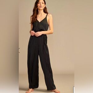NWT☘️Lucky Brand Pleated Satin Jumpsuit ☘️ Size Medium ☘️ Versatile! ☘️